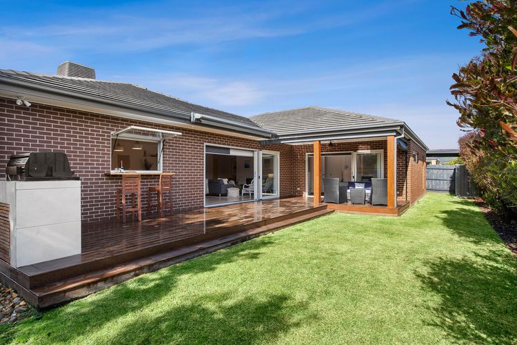 Entertaining deck with a built-in barbecue & bar table