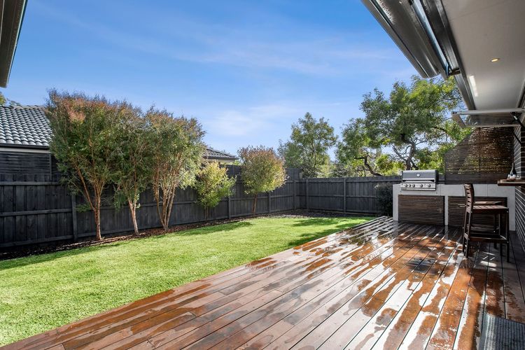 Entertaining deck with a built-in barbecue & bar table