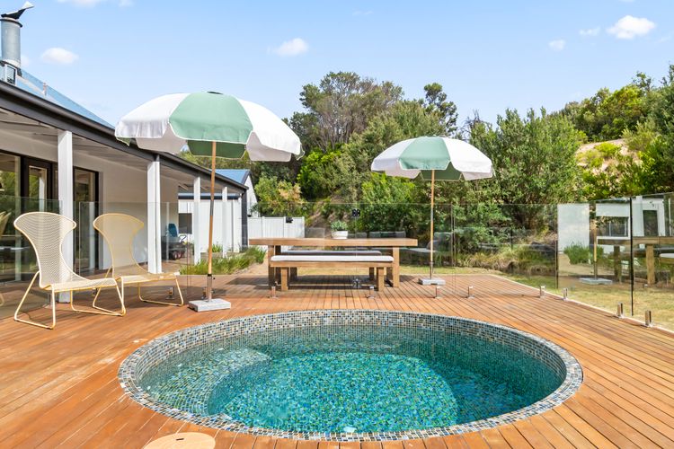 Gas heated plunge pool