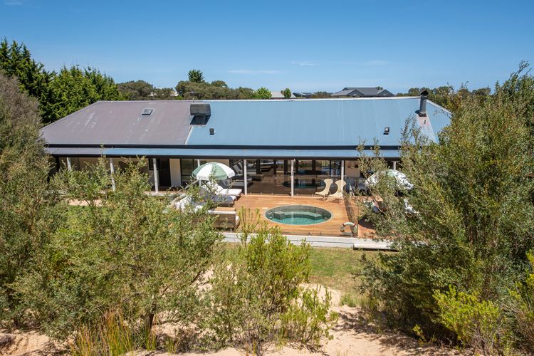 Highbury’s Peaceful Retreat with gas heated plunge pool