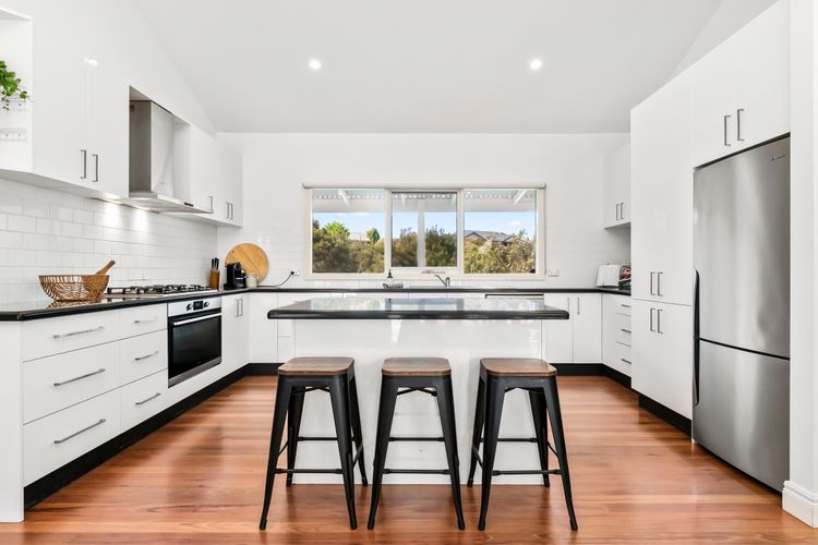 Large fully equipped kitchen. 90cm oven