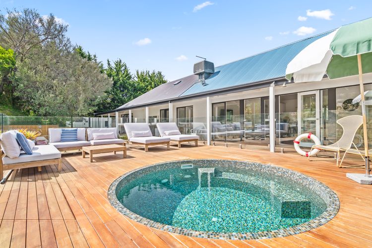 Highbury’s Peaceful Retreat with gas heated plunge pool