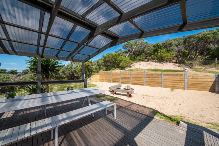 Fire pit and outdoor dining 