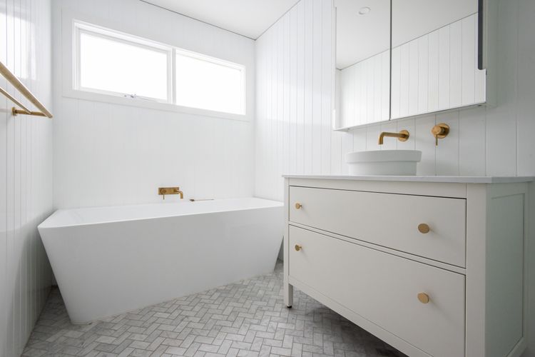 Master ensuite with bath