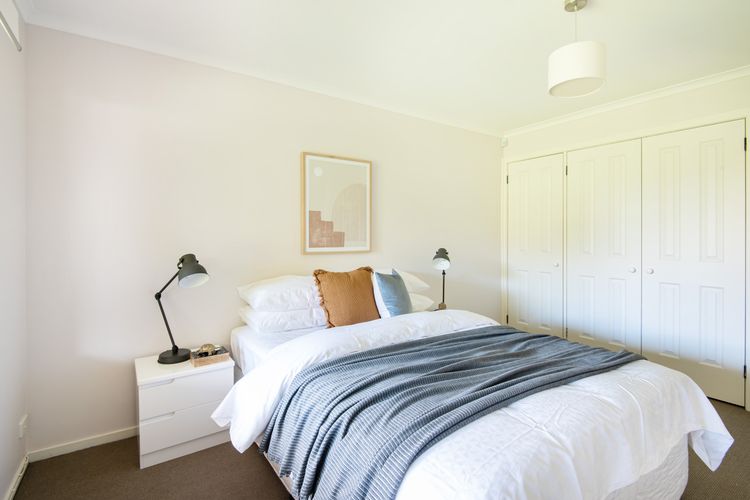 Downstaitrs bedroom with queen bed 