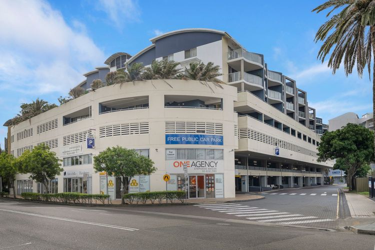 Stylish Waterfront Apartment | Pool | Balcony | Prime Location