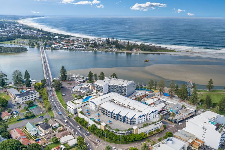 Stylish Waterfront Apartment | Pool | Balcony | Prime Location