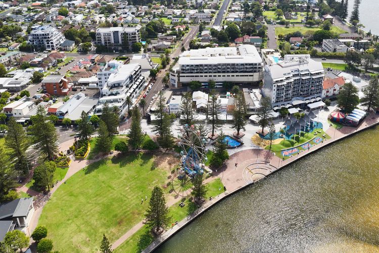 Stylish Waterfront Apartment | Pool | Balcony | Prime Location
