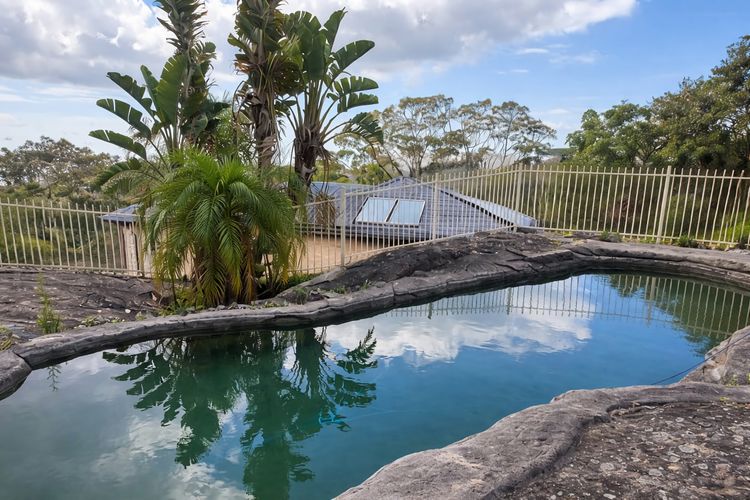 Resort Style Rock Pool Oasis