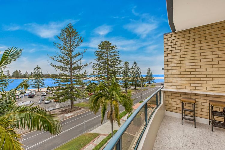 Caesars Palace Penthouse Luxury with Spectacular Waterfront Views