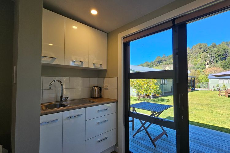 Fale Va’a in Marahau