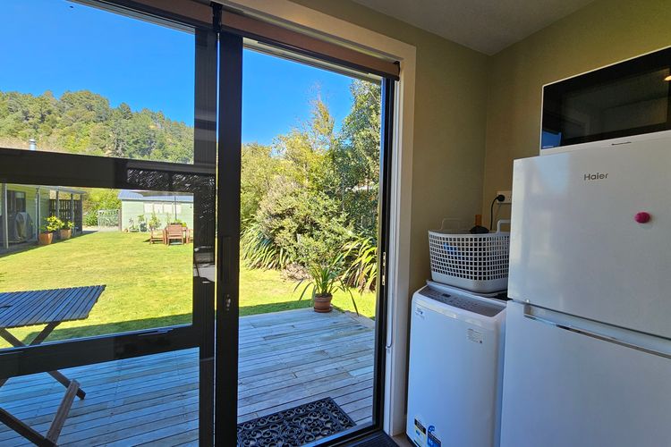 Fale Va’a in Marahau