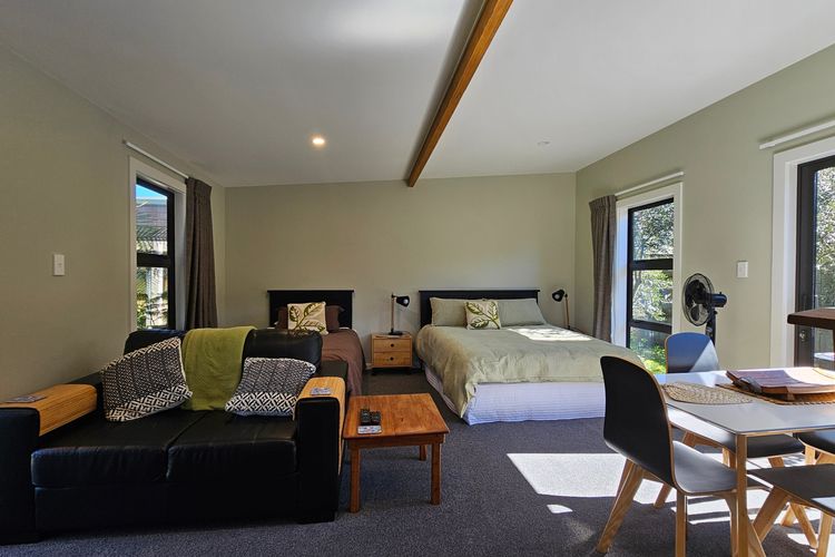 Fale Va’a in Marahau