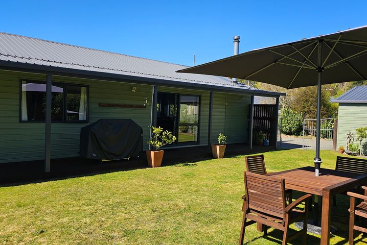 Fale Va’a in Marahau