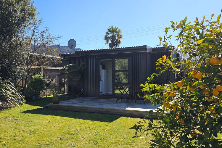 Fale Va’a in Marahau