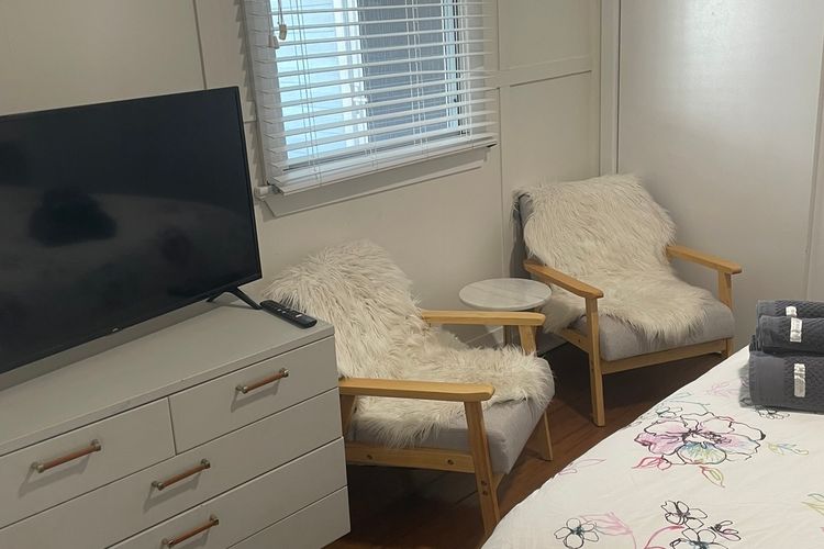Bed 1 tv