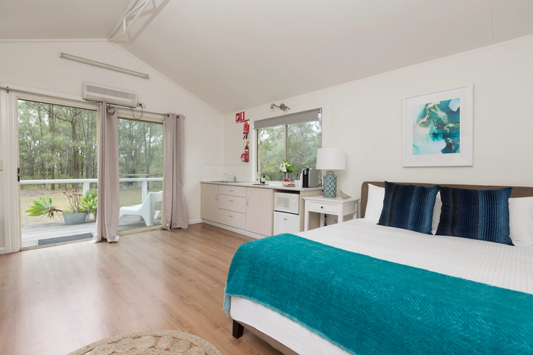 Amelia Rose Homestead with Private Pool walk to Lovedale Chapel!