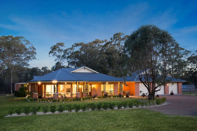 Amelia Rose Homestead with Private Pool walk to Lovedale Chapel!