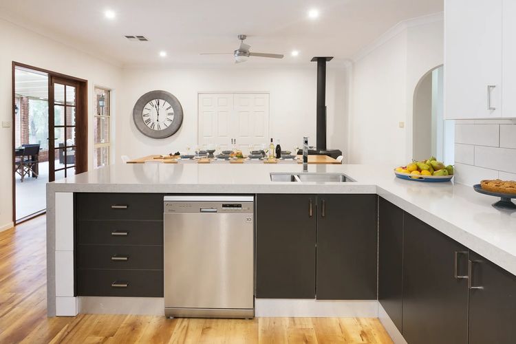 Amelia Rose Homestead with Private Pool walk to Lovedale Chapel!