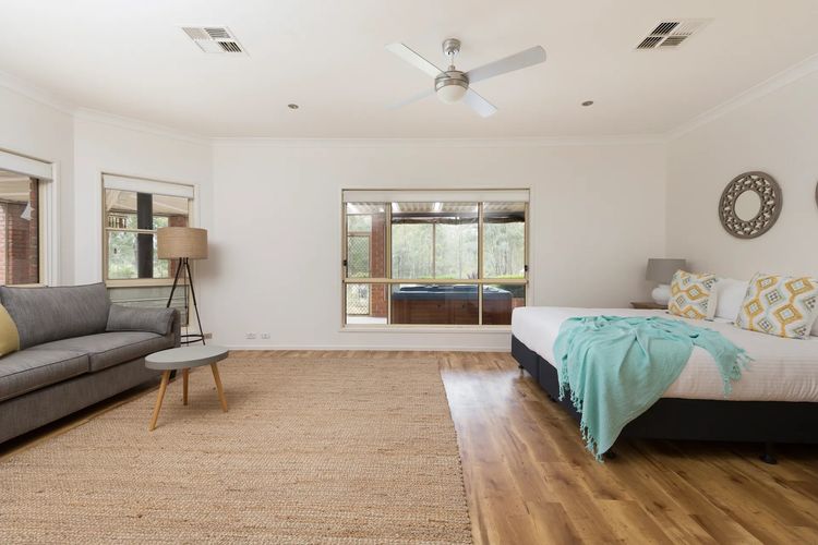 Amelia Rose Homestead with Private Pool walk to Lovedale Chapel!