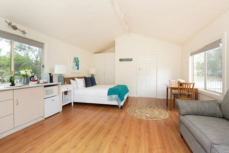 Amelia Rose Homestead with Private Pool walk to Lovedale Chapel!