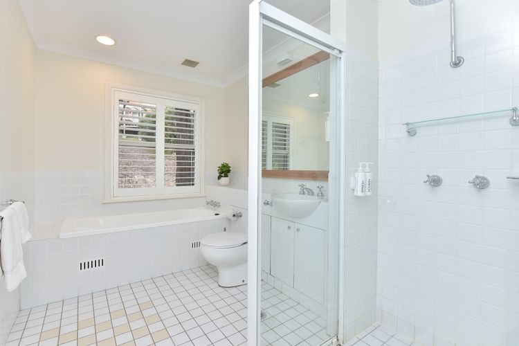 Villa Chardonnay with Free Wine Tasting