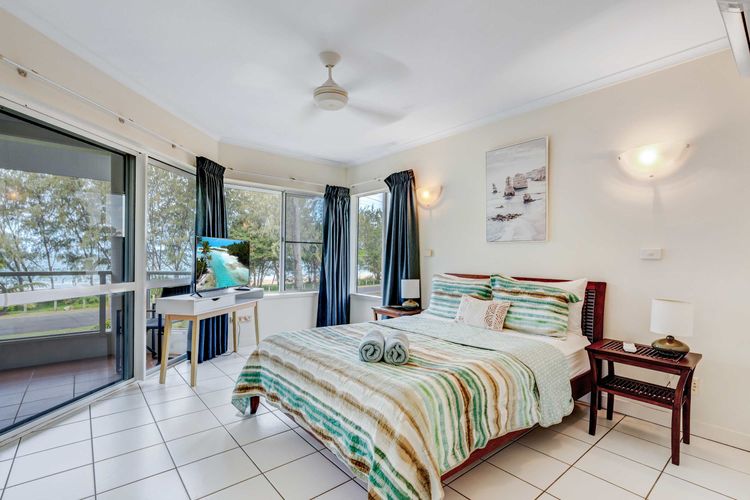 Ulysses 6 Spacious Beachfront Apartment