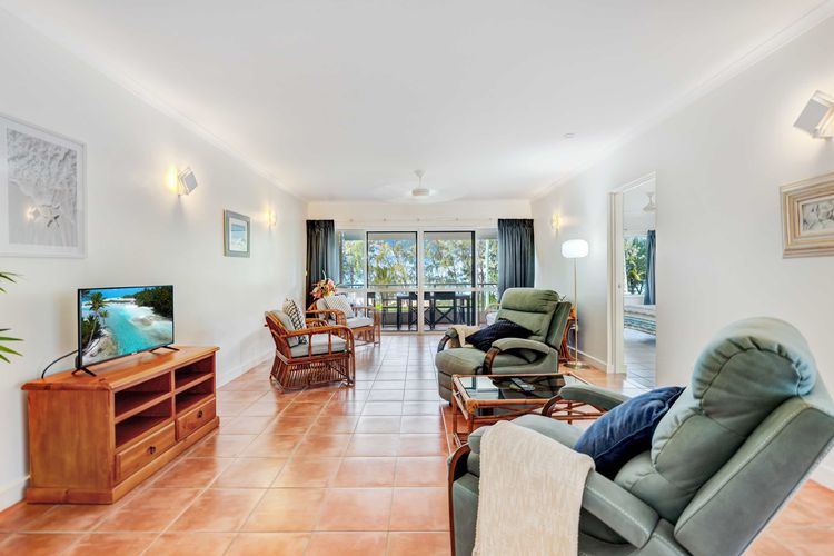 Ulysses 6 Spacious Beachfront Apartment