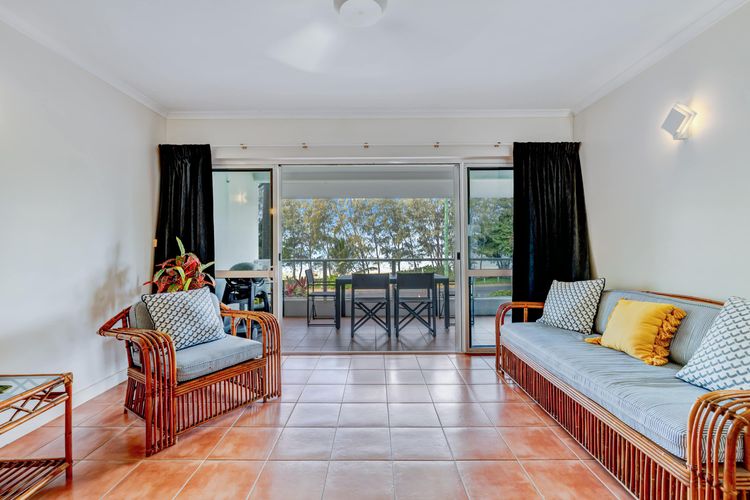 Ulysses 6 Spacious Beachfront Apartment