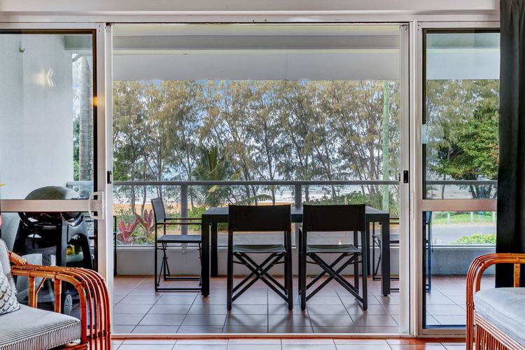 Ulysses 6 Spacious Beachfront Apartment