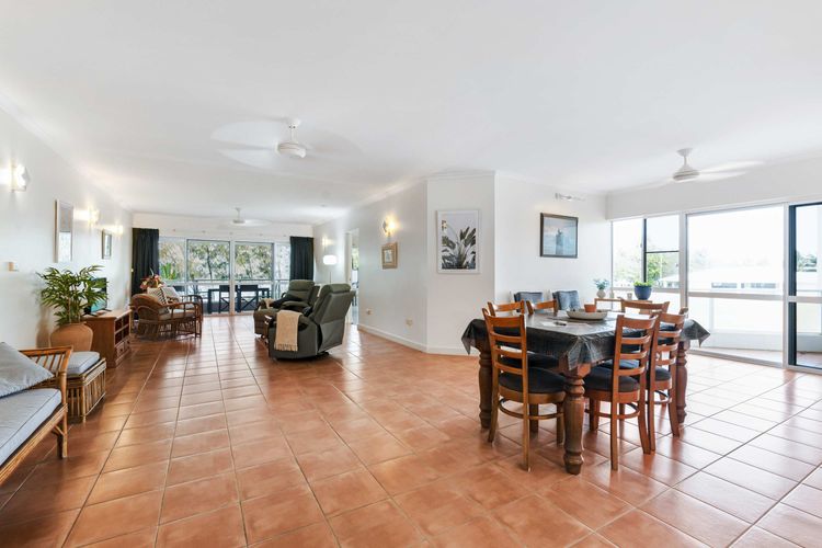Ulysses 6 Spacious Beachfront Apartment