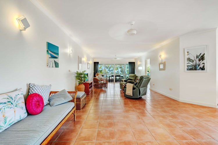 Ulysses 6 Spacious Beachfront Apartment