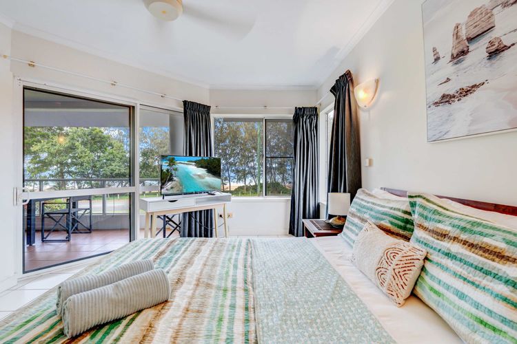 Ulysses 6 Spacious Beachfront Apartment
