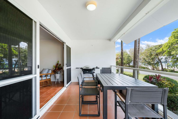 Ulysses 6 Spacious Beachfront Apartment