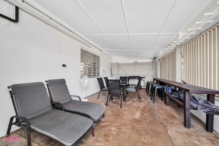 Reef Shack Beach Vibes Stroll to the beach