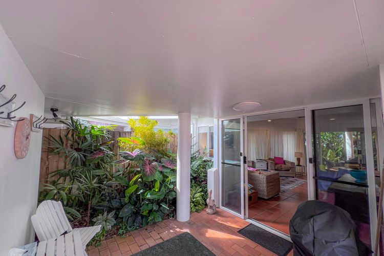 Beaches Apt 2 Beachfront