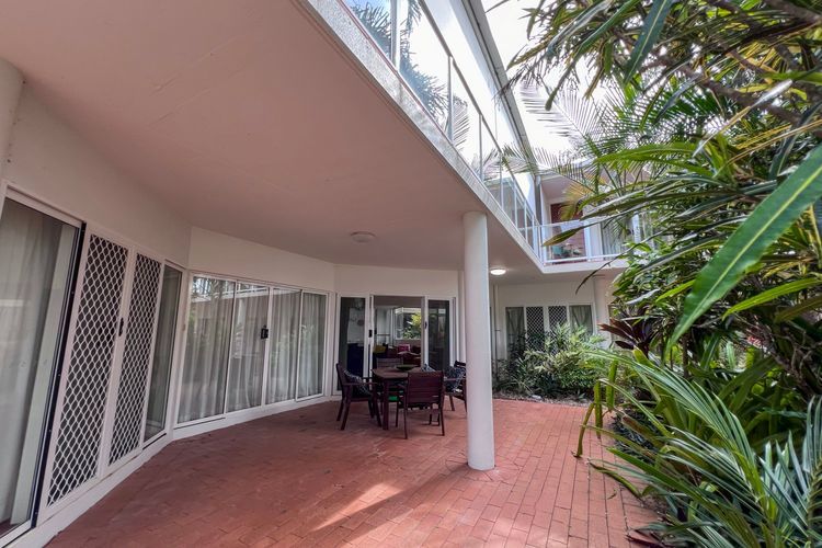 Beaches Apt 2 Beachfront