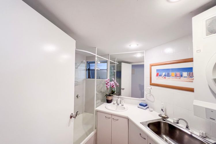 Beaches Apt 2 Beachfront