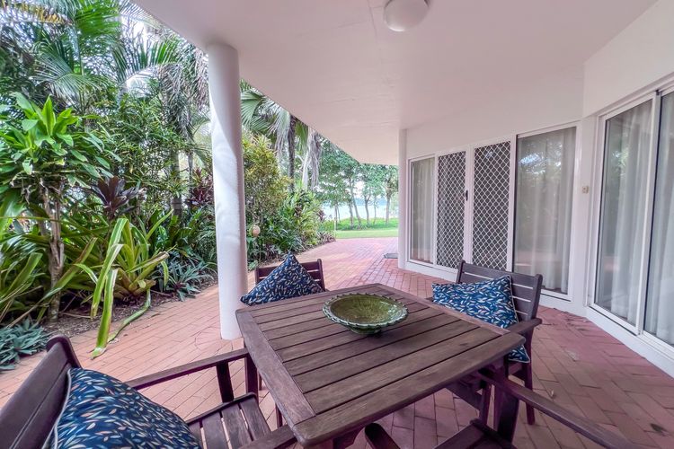 Beaches Apt 2 Beachfront