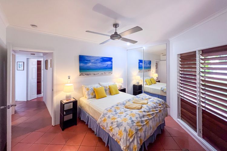 Beaches Apt 2 Beachfront