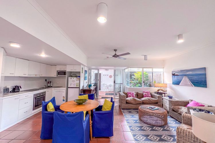 Beaches Apt 2 Beachfront