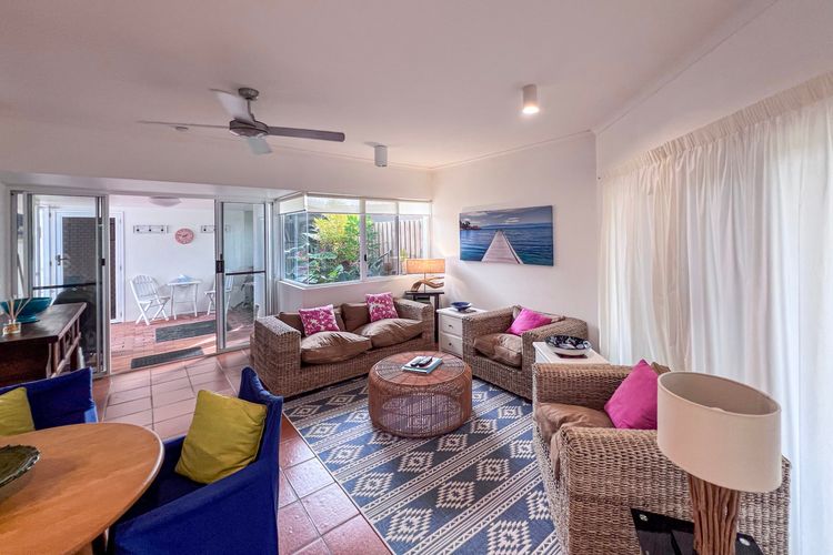 Beaches Apt 2 Beachfront