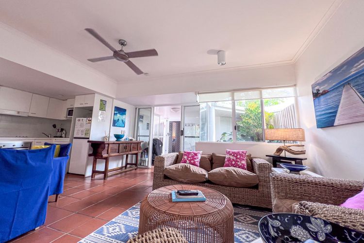 Beaches Apt 2 Beachfront