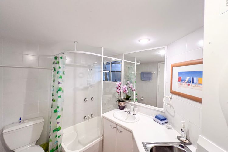 Beaches Apt 2 Beachfront