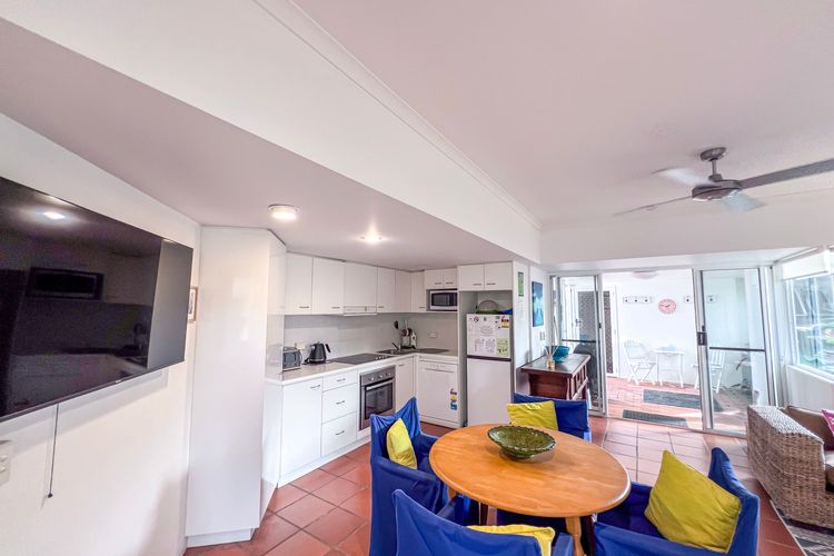 Beaches Apt 2 Beachfront