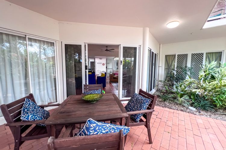 Beaches Apt 2 Beachfront