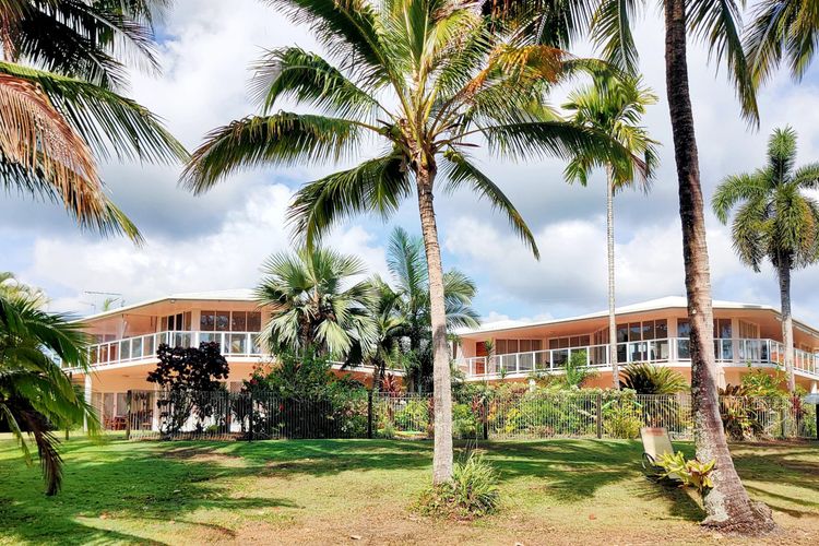 Beaches Apt 2 Beachfront
