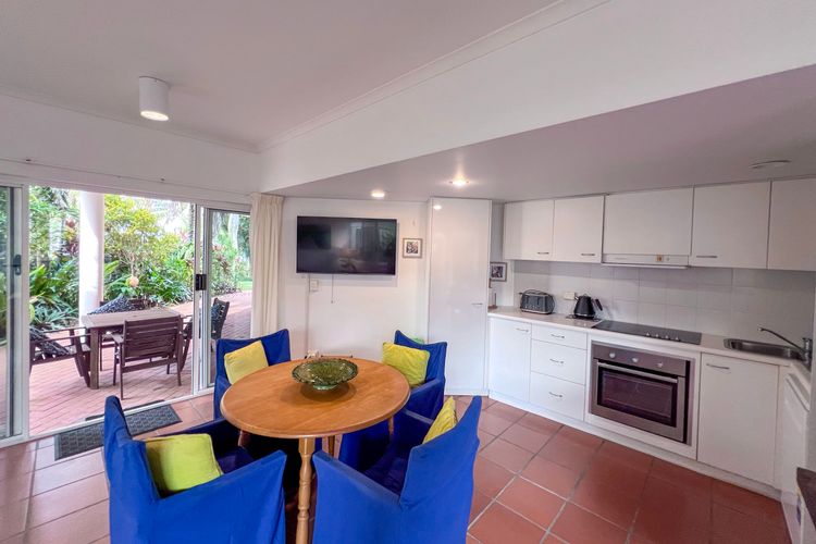 Beaches Apt 2 Beachfront