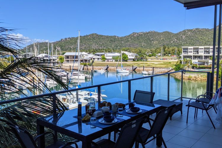 Blue on Blue Apartment 932 - Balcony