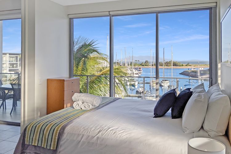 Blue on Blue Apartment 932 - Bedroom